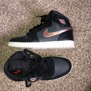 Jordan 1s mid.